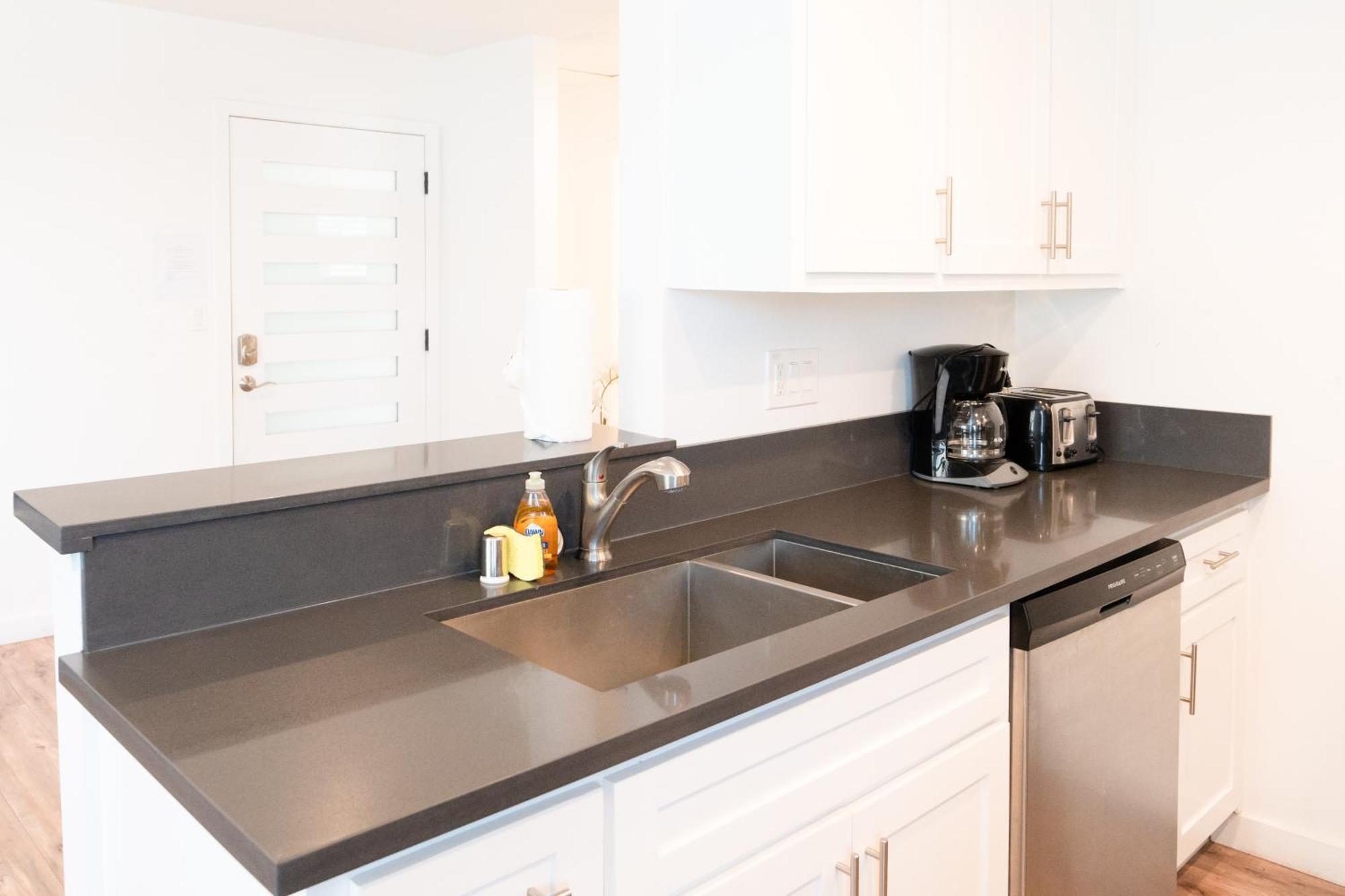 Apartment Sleek 1-bedroom With Ac & Gated Parking Space